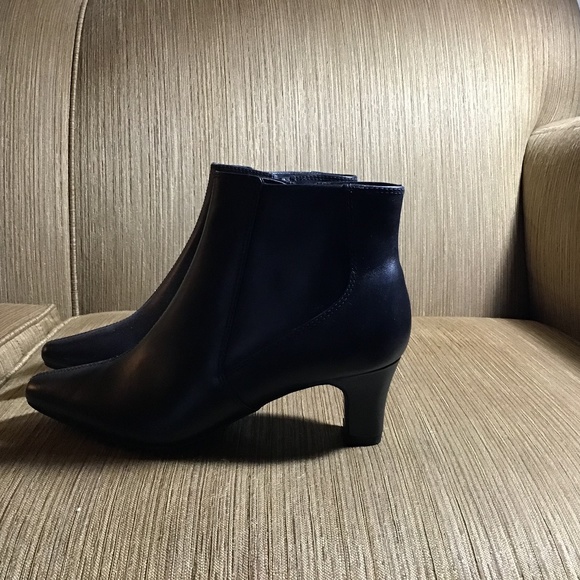 Black Leather heeled boots - Picture 1 of 5